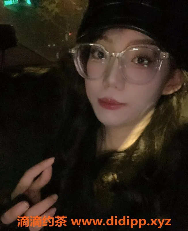 成都上门服务-成都19岁高挑嫩妹荷花，600元起包夜2400元