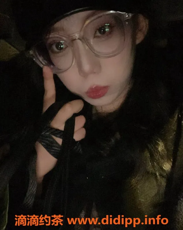 成都上门服务-成都19岁高挑嫩妹荷花，600元起包夜2400元