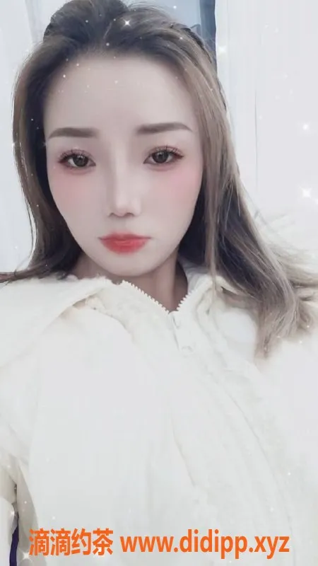 杭州楼凤-滨江区子希，短发气质美女，白皙巨乳