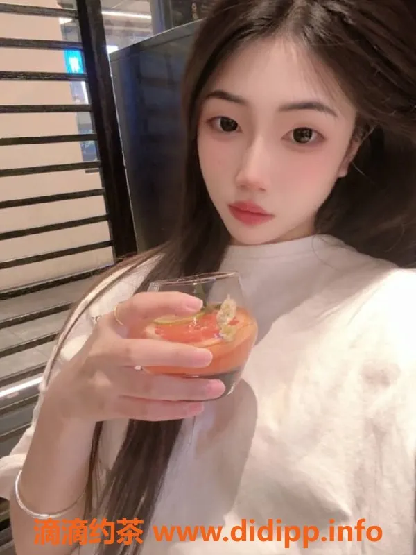 成都外围-成华区月月，165cm嫩妹，优质服务推荐