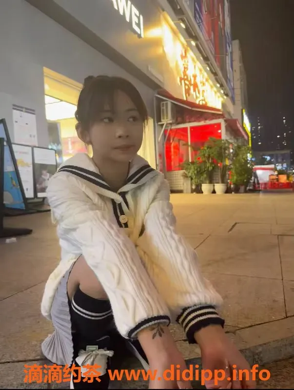 成都楼凤-成华区甜筒小姐姐，白虎A罩杯，17岁聊天交心