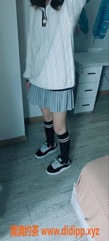 成都楼凤-成华区甜筒小姐姐，白虎A罩杯，17岁聊天交心