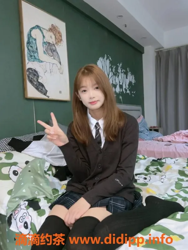 成都楼凤-成华区18岁白虎嫩妹165cm A罩杯服务