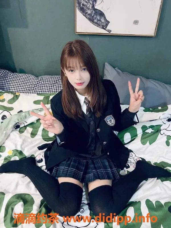 成都楼凤-成华区18岁白虎嫩妹165cm A罩杯服务